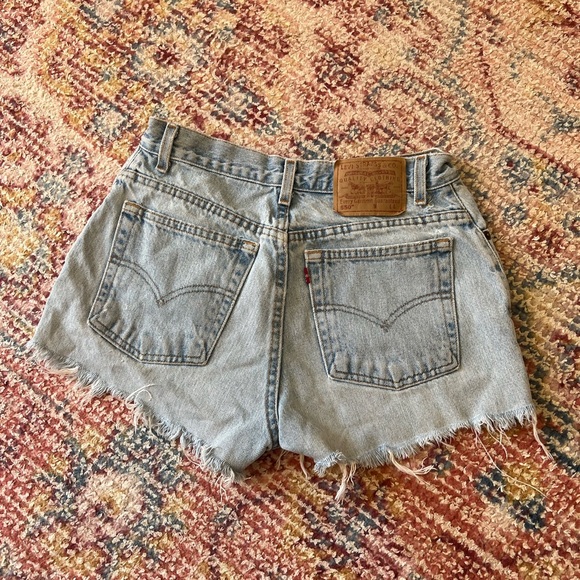 perfect vintage levi’s shorts - Picture 3 of 4